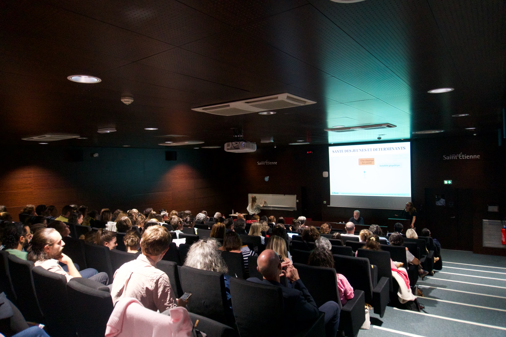 Public venu nombreux pour la conférence de la Dr Marion Robin, pédopsychiatre, à la MDA de Saint-Étienne